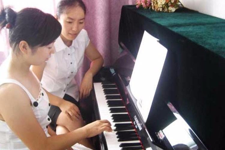 演奏钢琴需要相对熟练的技术、技巧，需要有规律的、科学的、恒久的训练