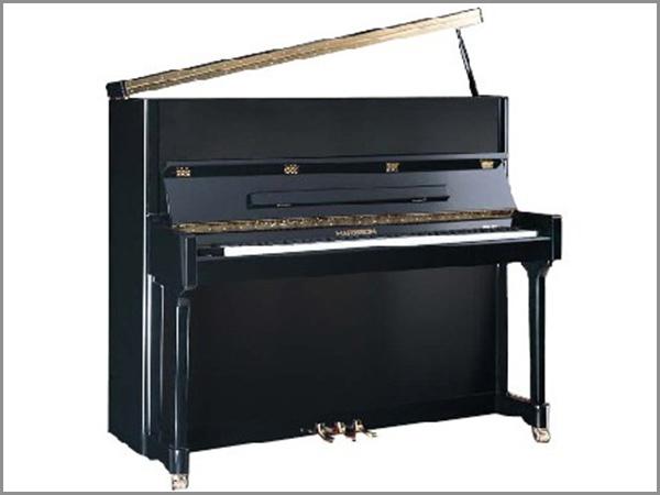 致尊精品系列K3钢琴可根据放置区域地面情况调节脚轮高度，保证钢琴平稳放置