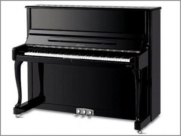 皇家II号系列钢琴采用白松制作的等厚加强型实木音板，在各种不同的气候条件下均能保持优良的音色