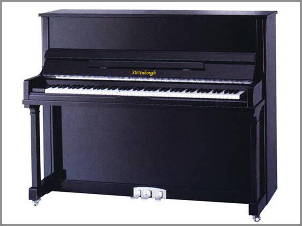 黑色亮光钢琴采用昂贵的精钢五金制造，保证长时间使用不会出现褪色问题